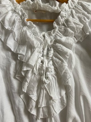 Blusa  blanca con volantes
