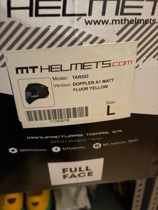 Casco de moto negro y amarillo