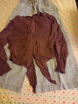 Pantalón M vaquero pierna suelta y top morado S