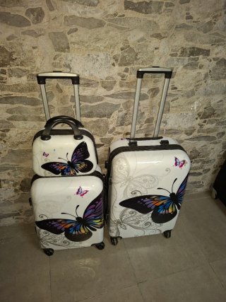 Maleta de viaje con diseño de mariposas