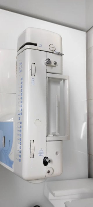 Máquina de coser blanca y azul