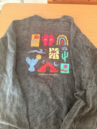 Jersey Kaotiko Gris con Diseño Gráfico