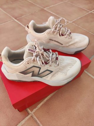 Zapatillas New Balance Trail Beige/Gris