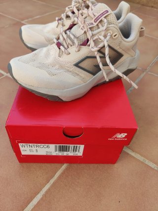 Zapatillas New Balance Trail Beige/Gris
