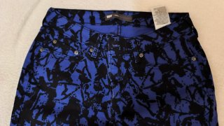 Pantalón Levi's estampado azul y negro