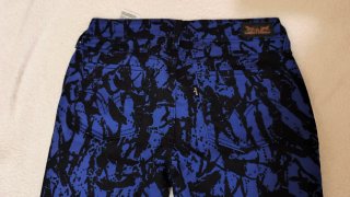 Pantalón Levi's estampado azul y negro