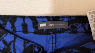 Pantalón Levi's estampado azul y negro