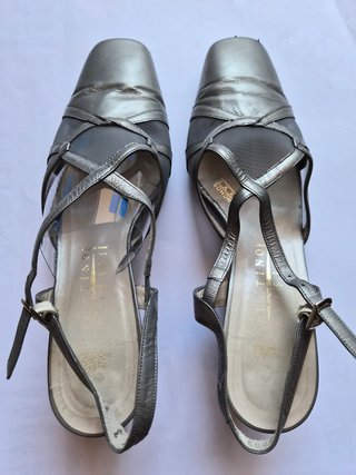Zapatos de tacón plateados