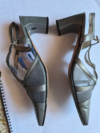 Zapatos de tacón plateados