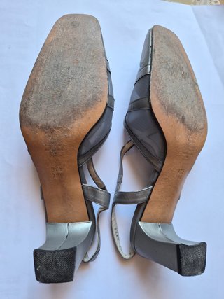Zapatos de tacón plateados