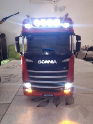 Camión Scania rc,  1:18 no negociable.