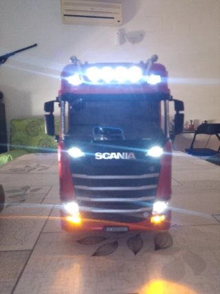 Camión Scania rc,  1:18 no negociable.