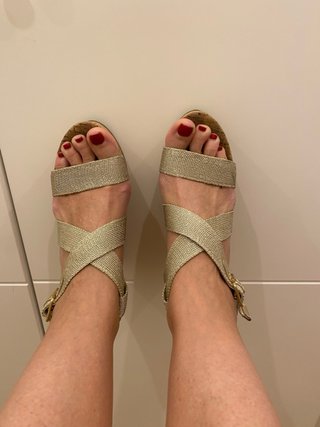 Sandalias doradas de cuña Bimba y Lola