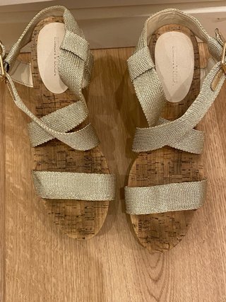 Sandalias doradas de cuña Bimba y Lola