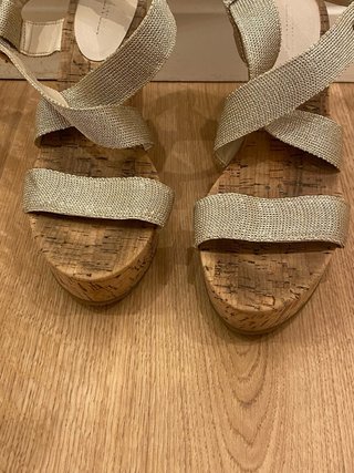 Sandalias doradas de cuña Bimba y Lola