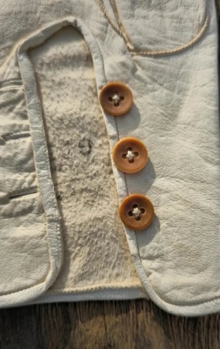 Antiguos guantes de piel