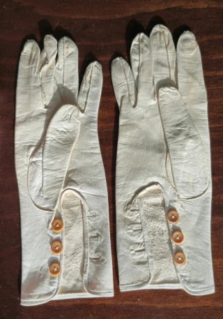 Antiguos guantes de piel