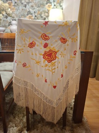 Manton Flamenco Beige con Flores Rojas