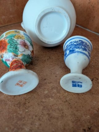 Caraffa e 2 porta uova ceramica decorati