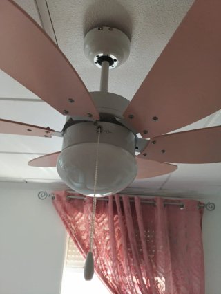 Ventilador de techo rosa y blanco