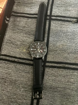 Reloj de pulsera plateado y marrón