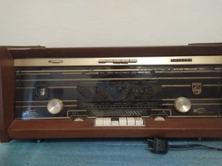 Radio antigua de madera Philips