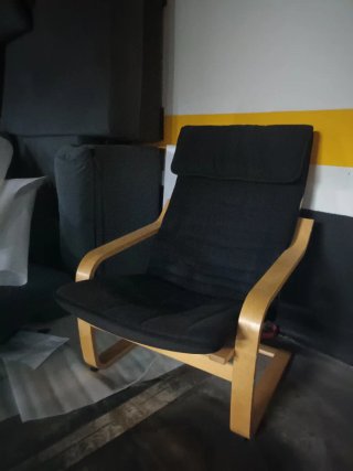 Sillón negro con estructura de madera