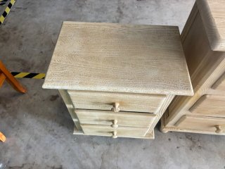 Cómoda y mesita de noche de madera color beige y m