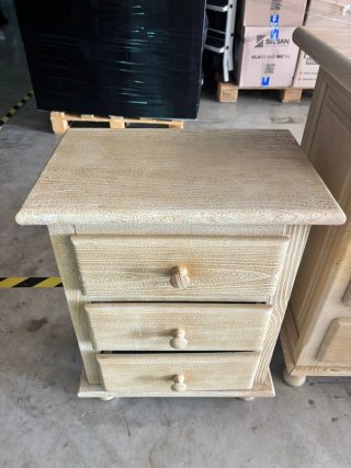 Cómoda y mesita de noche de madera color beige y m
