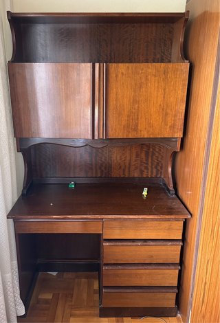 Escritorio de madera con cajones