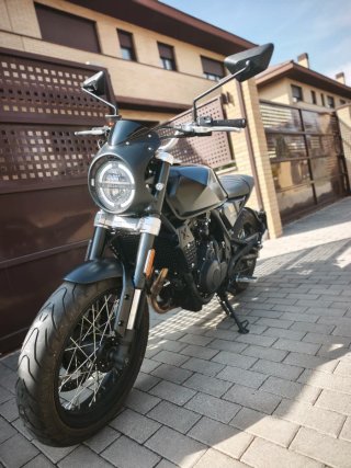 Brixton Crossfire 500 Negra y Dorada