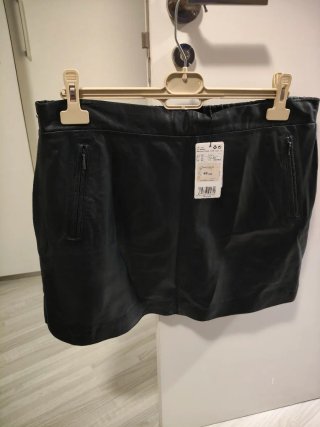 Falda de piel negra