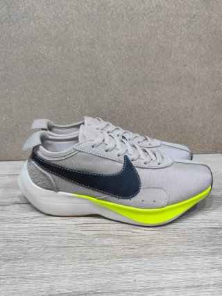 Nike Moon Racer String/Black-Sail-Volt 42,5