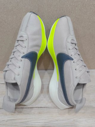 Nike Moon Racer String/Black-Sail-Volt 42,5