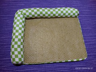 Cama para mascotas con borde acolchado