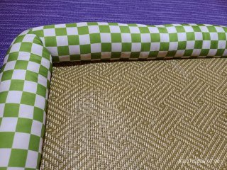 Cama para mascotas con borde acolchado