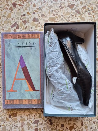 Zapatos Platino negros de tacón con borde charol