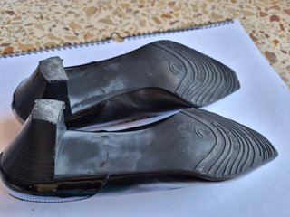 Zapatos Platino negros de tacón con borde charol