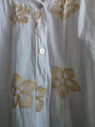 Blusa blanca con bordado dorado