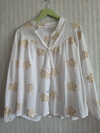 Blusa blanca con bordado dorado