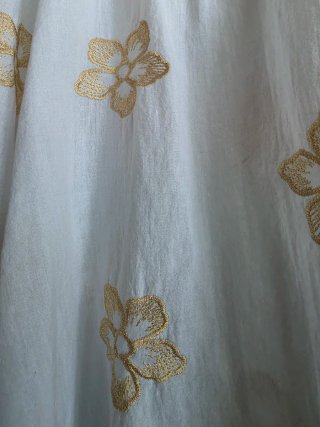 Blusa blanca con bordado dorado