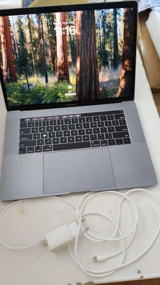 Portátil Apple Plata con Cargador