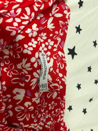 Falda roja con estampado floral