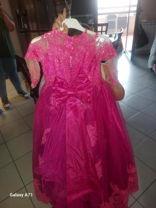 Vestito da cerimonia rosa con pizzo e paillettes