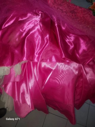 Vestito da cerimonia rosa con pizzo e paillettes