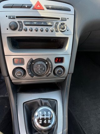 Peugeot 308 2011. pegatina c. 1 año garantia.