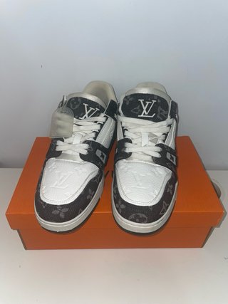 Zapatos elegantes LV , comodos , buen estado