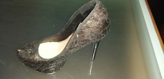 Zapato tacón negro y dorado