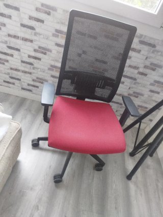 Silla de oficina ergonómica roja y negra