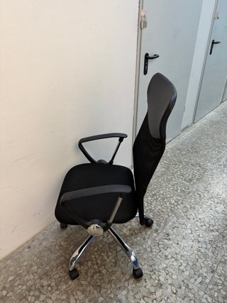 Silla de oficina ergonómica negra, pequeño